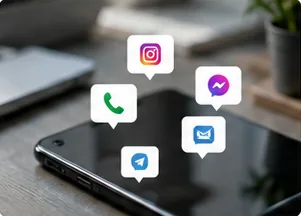 Smartphone s ikonami různých komunikačních kanálů