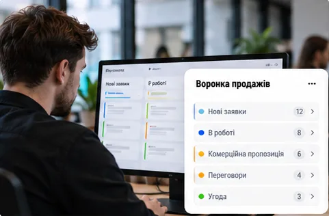 Obchodník pracuje s obchodním trychtýřem v CRM