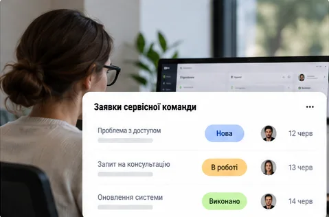 Pracovnice servisu zpracovává požadavky v CRM