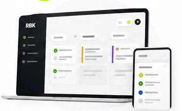 Rozhraní CRM na notebooku a smartphonu