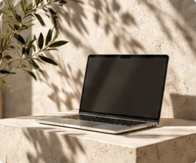 Notebook na světlém podstavci